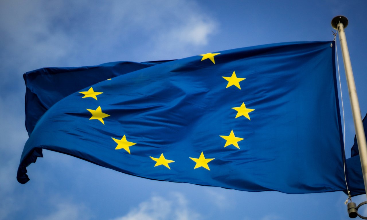 Die europäische Flagge weht im Wind