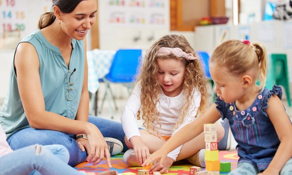 Elementarpädagogin mit zwei Mädchen