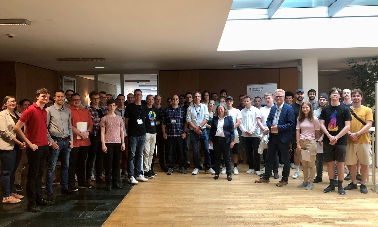 Frau Prof. Breu gemeinsam mit allen Juroren und Studierenden des Software Engineering Projekts im Bachelor SS23