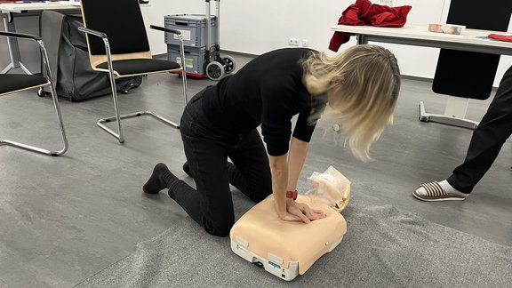 Joanna performs CPR on a mannequin