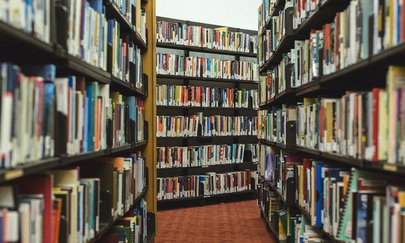 Bücherregale in einer Bibliothek