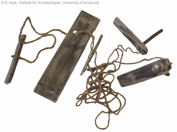 Ägyptisches Seilerwerkzeug – moderner Nachbau.