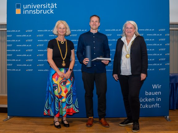 im Bild: Rektorin Veronika Sexl, Eric Burton, Laudatorin Vizerektorin Janette Walde