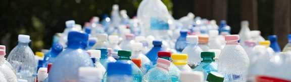 Einige verschiedenartige Plastik-Getränkeflaschen