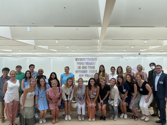 Die Teilnehmer*innen der UNO-International Summer School beim Besuch in der Swarovski Manufaktur