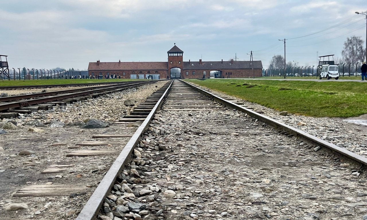 Frontalansicht des Eingangstores des ehemaligen KZ Auschwitz