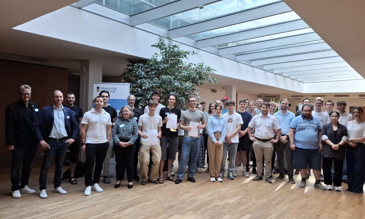 ein Gruppenbild, bestehend aus jurymitgliedern und Studierenden