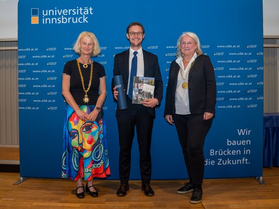 im Bild: Rektorin Veronika Sexl, Simon Zuenelli, Laudatorin Vizerektorin Janette Walde
