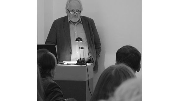 Wolfgang Hackl kommentieren den Vortrag aus der Perspektive der Germanistik Der Vortragende im Gespräch mit PD Dr. Christoph HölzWolfgang Hackl (Bild) und Wolfgang Hackl (Bild) und Anna-Rebecka Nowicki kommentieren den Vortrag aus der Perspektive der Germanistik