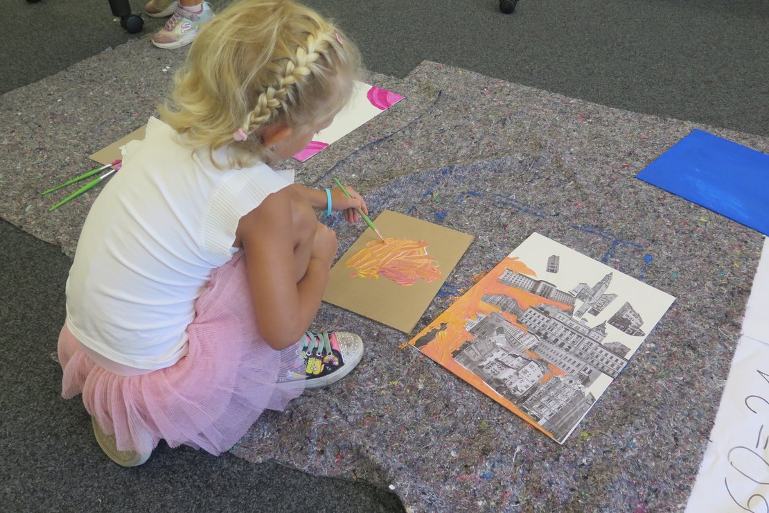 Ein Kind zeichnet