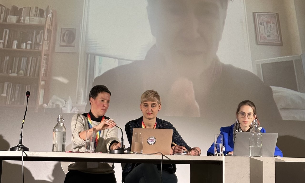 Personen halten einen Online-Vortrag