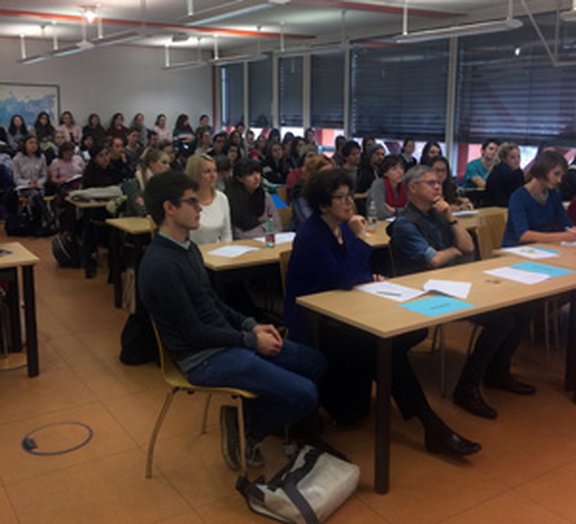 Über 80 Studierende und Lehrende der Universität Innsbruck besuchten Renate Rathmayrs Vortrag.