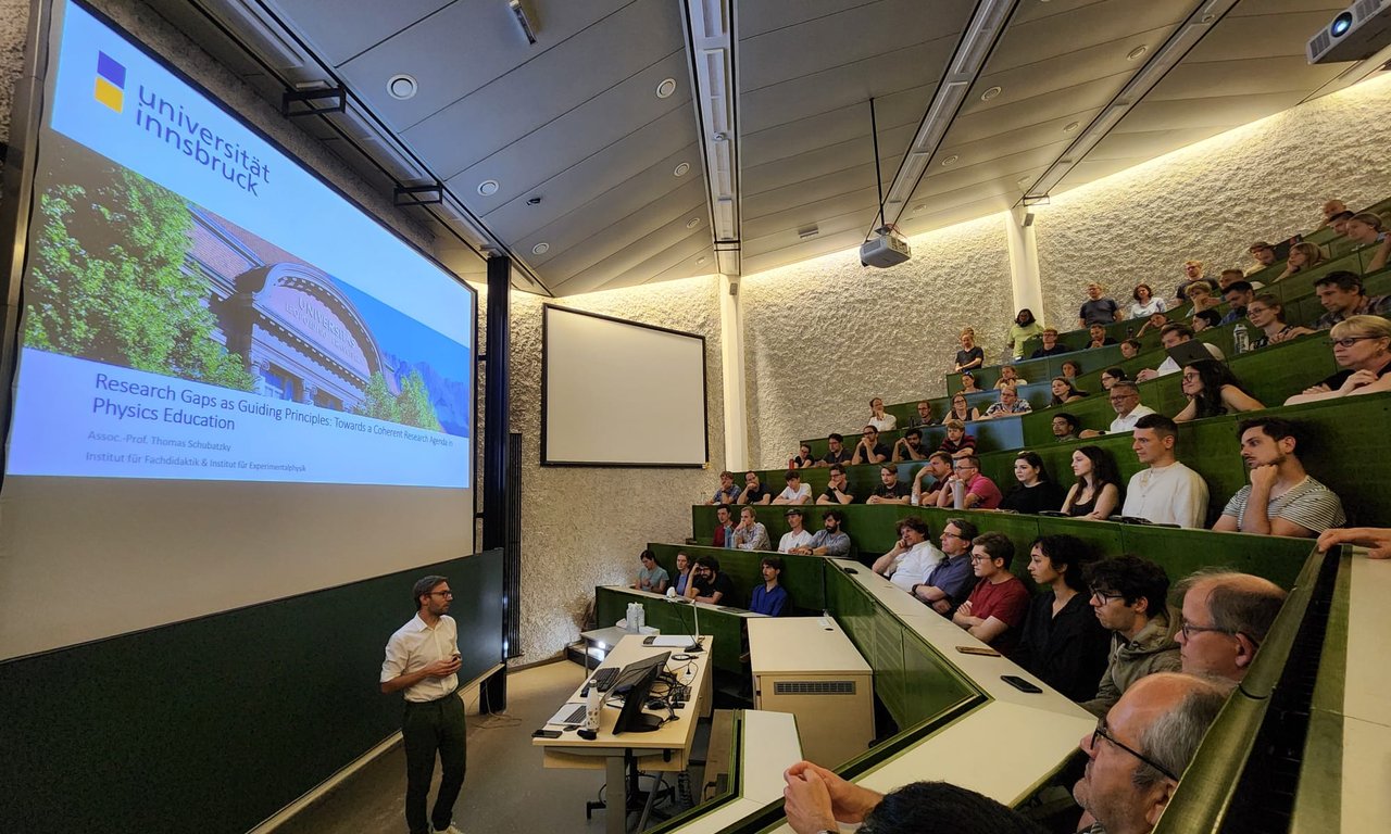 Thomas Schubatzky im gefüllten Hörsaal während seines Habilitationsvortrages