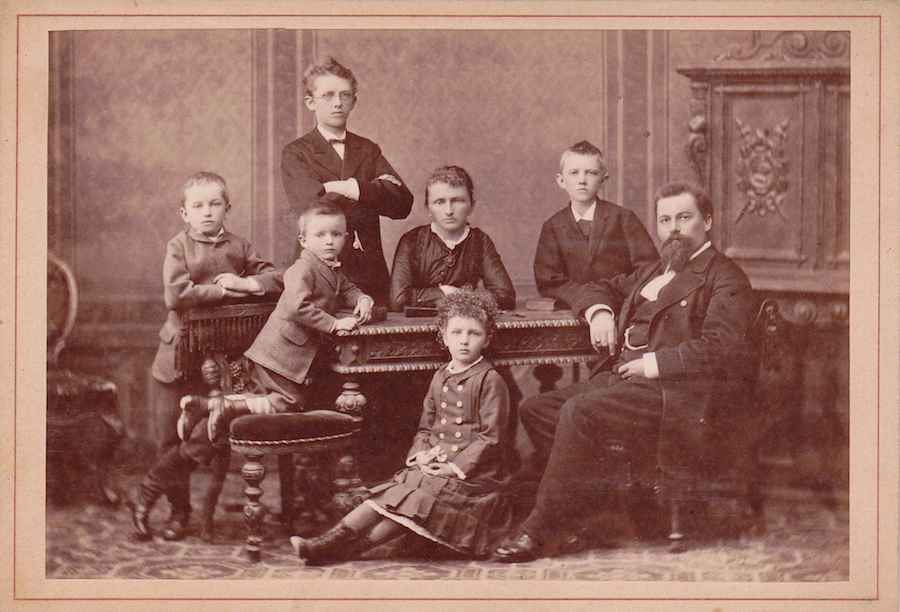 Rudolf Greinz mit Eltern und Geschwistern, v.l.n.r. Hugo, Hermann, Rudolf, Maria Greinz geb. Kapferer (Mutter), Berta, Richard, Anton Greinz (Vater)