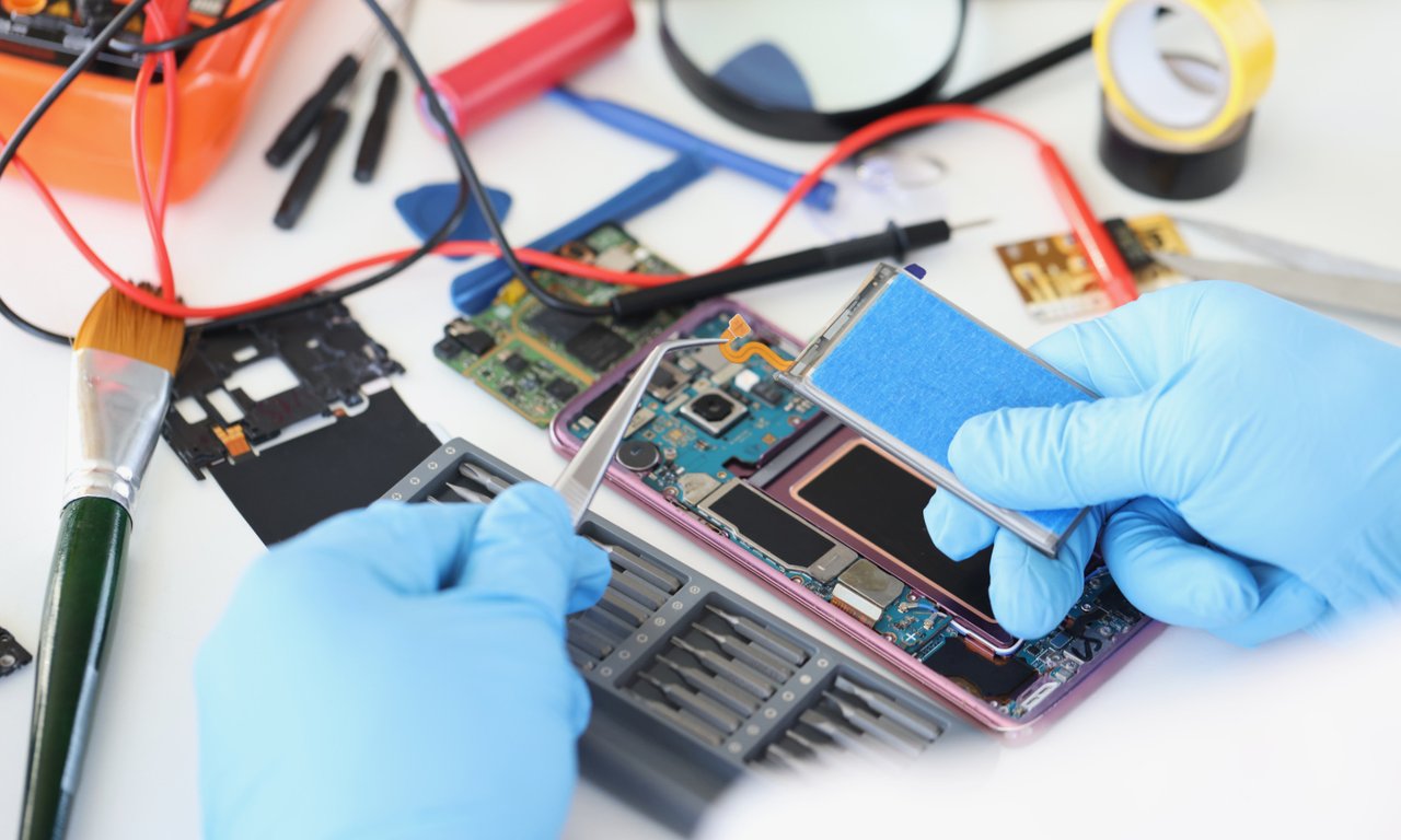 Smartphone bei der Reparatur