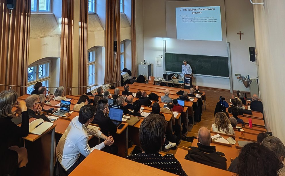 ein gut besetzter Hörsaal