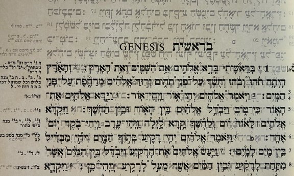 Hebräischer Text Anfang der Bibel Genesis, durchscheinende Rückseite
