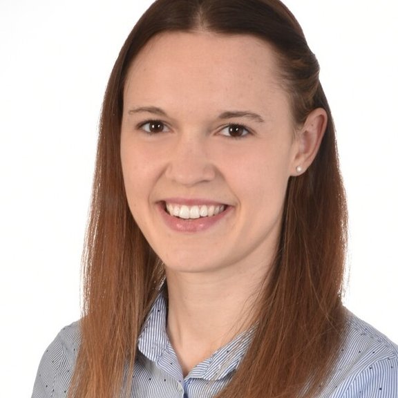 Zu sehen ist Sarah Pieslinger, sie lächelt.