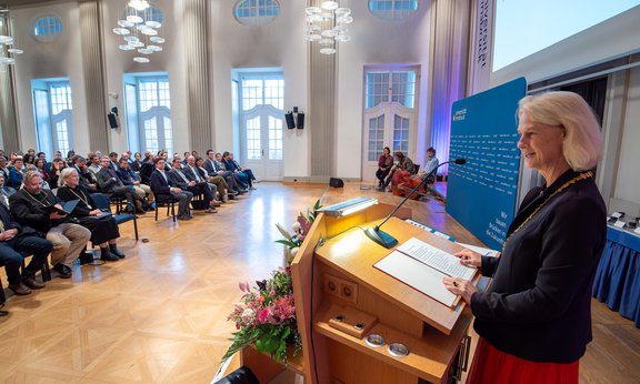 Begrüßungsworte durch Rektorin Veronika Sexl