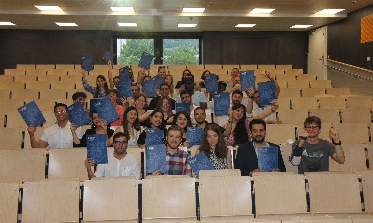 Gruppenfoto in einem Hörsaal der Universität Innsbruck.