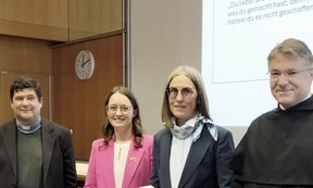Zu sehen sind Markus Moling (Direktor des Instituts), die Preisträgerinnen Monika Eder und Judith Sitzmann und Martin M. Lintner (Dekan der PTH).