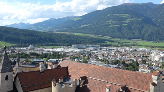 Über den Dächern der Burg Bruneck mit Blick auf den Talkessel