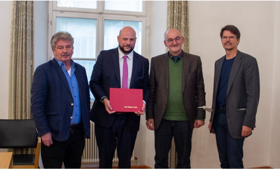 Verleihung Karl-Rahner-Preis 2021: v.l.n.r. J. Niewiadomski, Preisträger Aaron Langenfeld, R. Siebenrock, Dekan W. Guggenberger (Credit: Roman Petruniv)