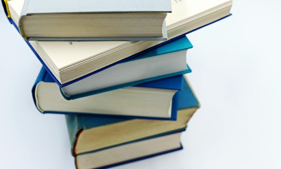 Ein Stapel Bücher mit blauen Einbänden