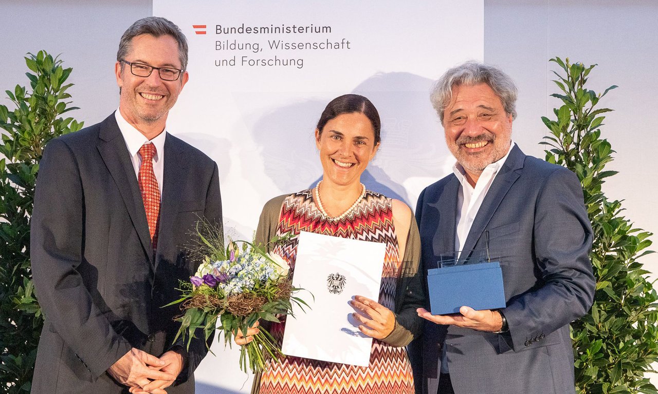 Claudia Paganini im Bild mit Mag. Elmar Pichl Sektionschef im BMBWF (links) und MR Univ.-Doz. Dr. Gerhard Pfeisinger, Leiter der Abteilung für Wissenschafts-vermittlung.