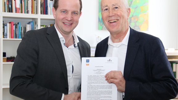 Vizerektor Roland Psenner unterzeichnet gemeinsam mit Marco Alfter, Vorsitzender der Kaiserschild-Stiftung, den Vertrag zur Förderung von vorwissenschaftlichen Arbeiten. (Bild: Uni Innsbruck)