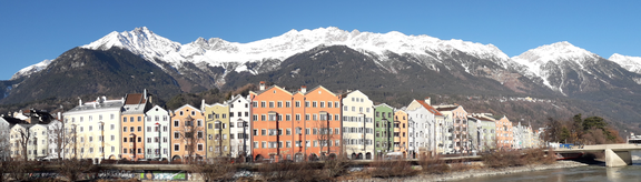 bunte Häuserkette am Fluß Inn