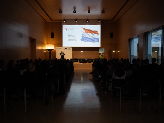 Foto von Publikum und Bühne