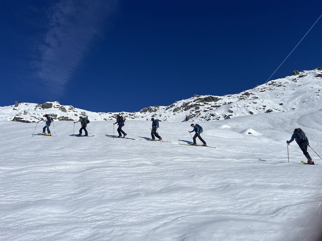 Auf dem Bild sind sechs Mitglieder des Instituts beim Touren gehen zu sehen.