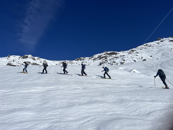 Auf dem Bild sind sechs Mitglieder des Instituts beim Touren gehen zu sehen.