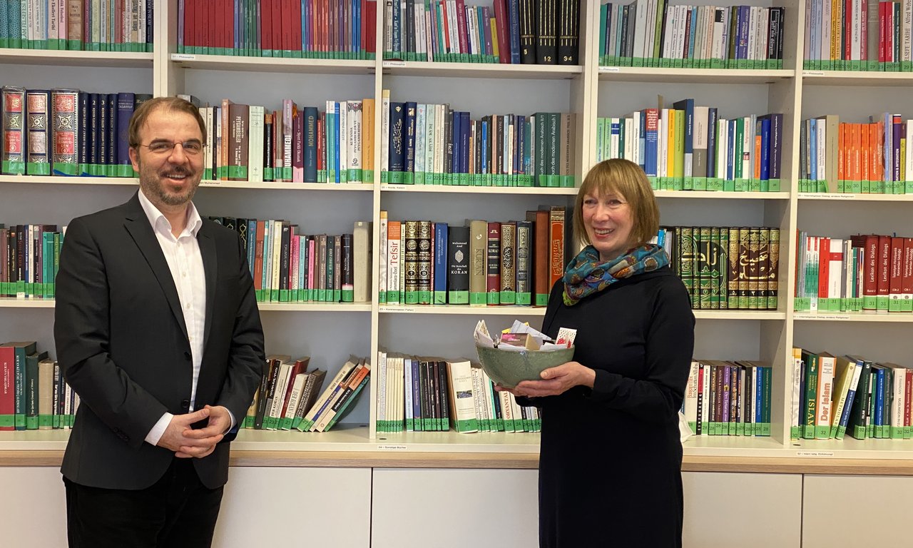 Verabschiedung von Edith Pachler durch Zekirija Sejdini Bild: Institutsleiter Univ.-Prof. Mag. Dr. Zekirija Sejdini und Edith Pachler (Credit: Mehmet H. Tuna, Senior Scientist BSc MA PhD)