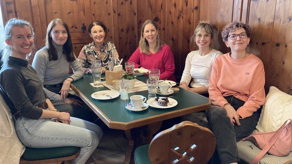 Mehrere Personen an einem Tisch