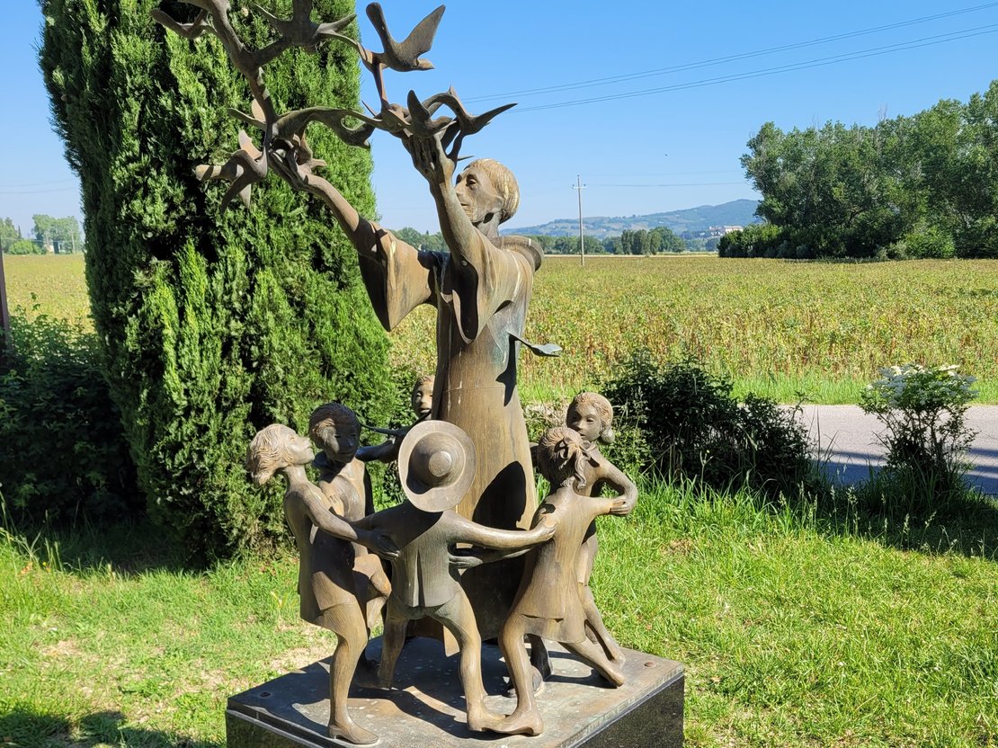 Zu sehen ist eine Statue vom Hl. Franz von Assisi im Freien.