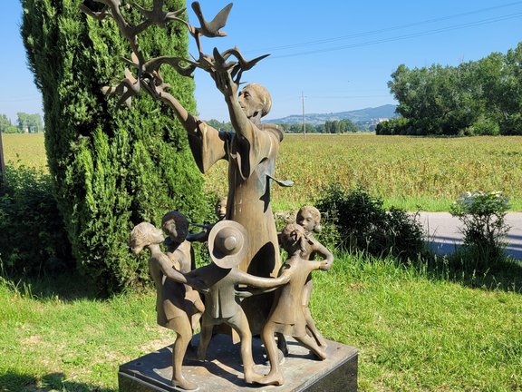 Zu sehen ist eine Statue vom Hl. Franz von Assisi im Freien.
