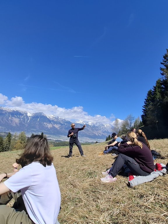 Professor unterrichtet Studenten auf dem Patscherkofel