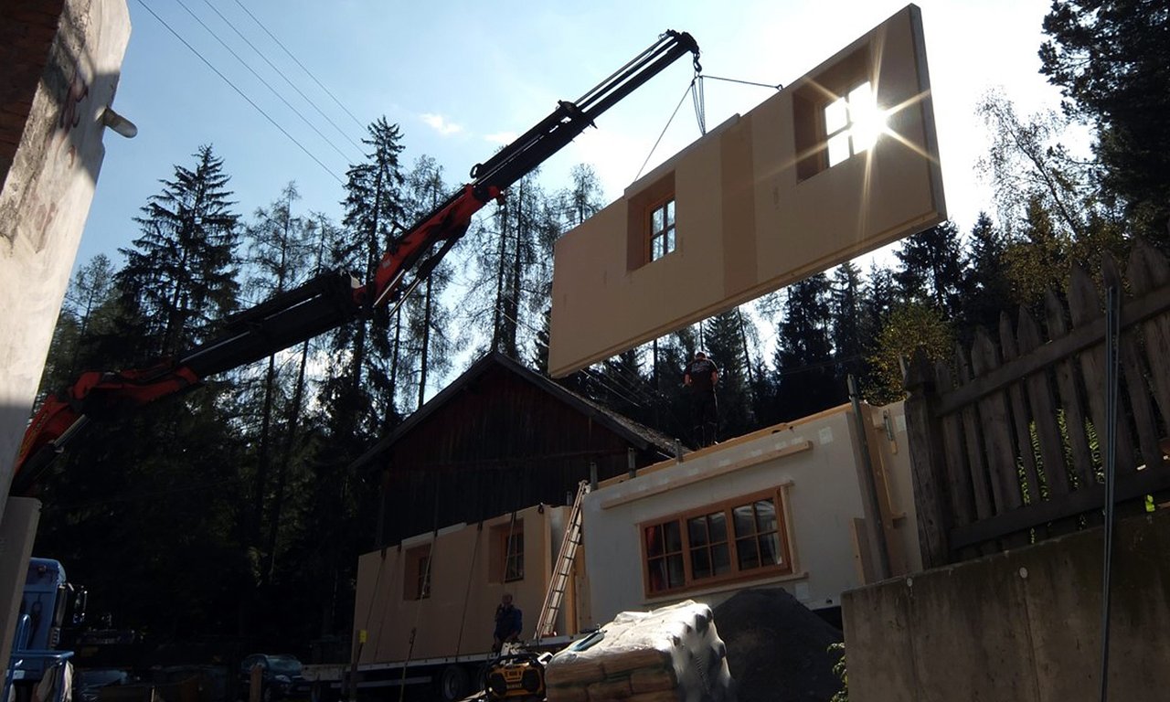 Eines der Fassadenelemente beim Einbau.