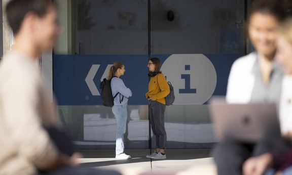 diverse Menschen am Unicampus