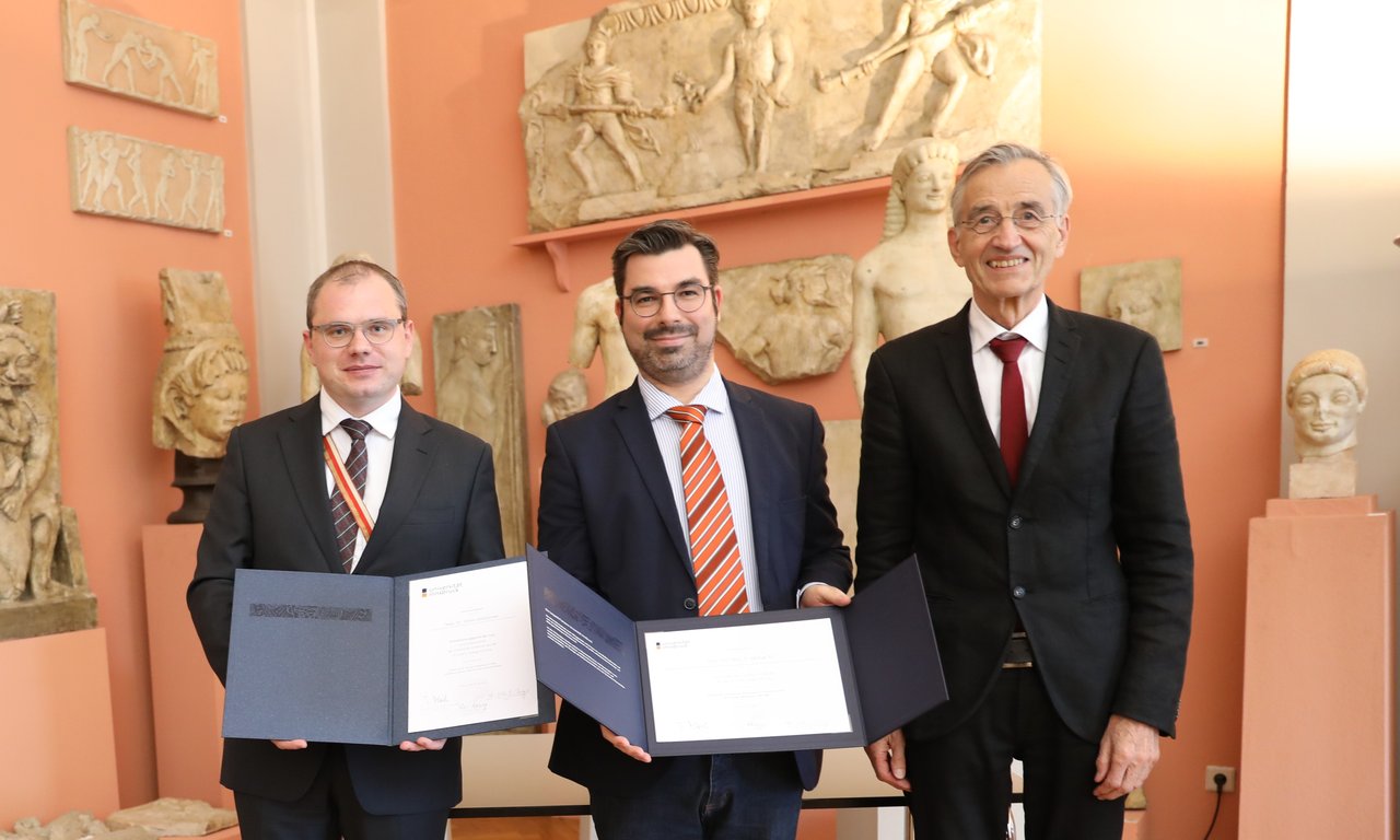 Zu sehen sind Stefan Zathammer, Michael Pilz und Rektor Tilmann Märk.