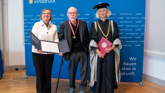 Gruppenfoto nach der Verleihung der Ehrenbürgerschaft (v.l.: Ulrike Tanzer, Christoph Mader, Veronika Sexl)