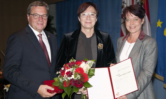  LH Günther Platter und Landtagspräsidentin Sonja Ledl-Rossmann zeichnen Martina Kraml aus. (Land Tirol/Frischauf)
