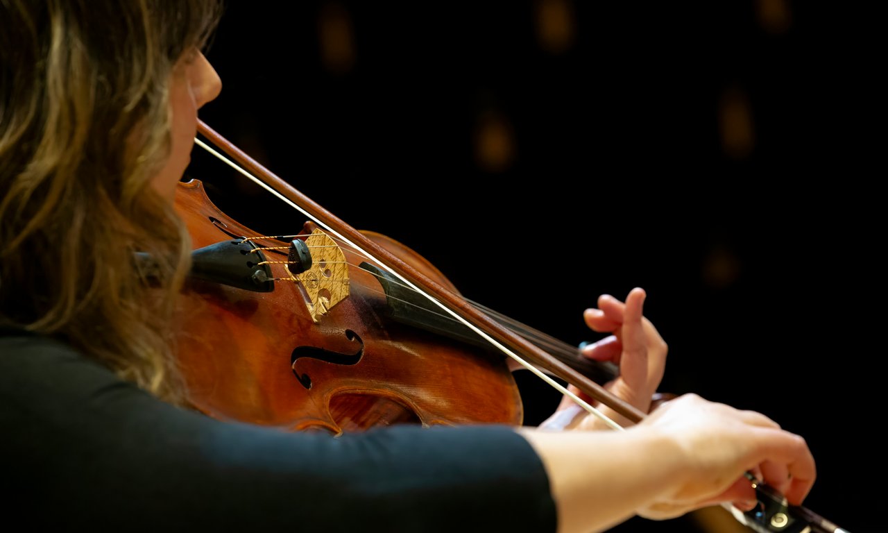 Frau von hinten, spielt Violine