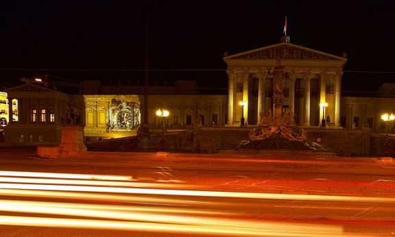 Nationalrat Wien nachts von außen