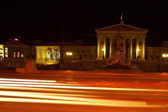 Nationalrat Wien nachts von außen