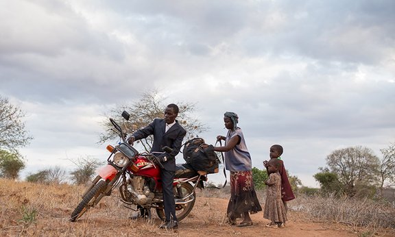 Familie in Afrika in trockener Steppe