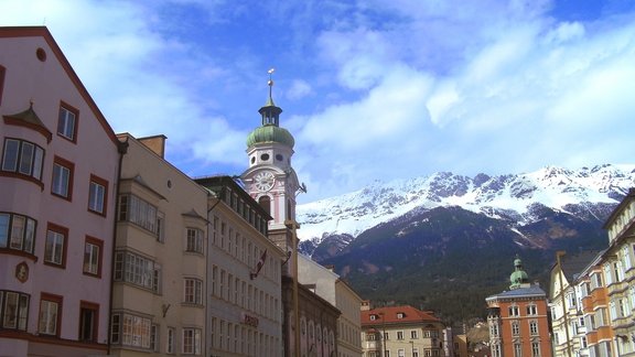 Altstadt Innsbruck mit Bergen