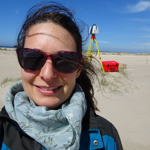 Frau vor Landschaftshintergrund